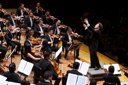 Gustavo Dudamel dirige la Orquesta Sinfónica Simón Bolívar de Venezuela.