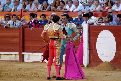 Paco Ureña (de espaldas) brinda su primer toro a Francisco José Palazón.