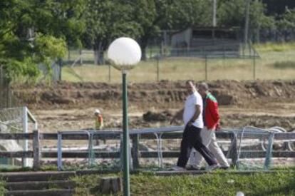 Bielsa y Amorrortu pasean junto a las obras de Lezama.