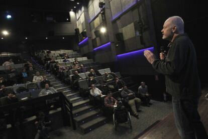 El director de cine Michael Radford durante el curso de cine que ha impartido hoy en Madrid.