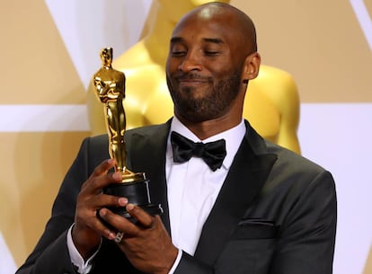 Kobe Bryant com o Oscar de Melhor Curta de Animação.