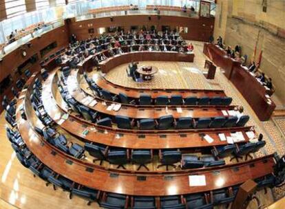 Pleno de la Asamblea poco después de que los miembros de los partidos de la oposición, PSM e IU, abandonasen sus escaños y dejaran solos a los diputados del PP.