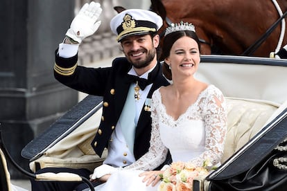 Sofia de Suecia, de Ida Sjöstedt. La ya princesa de Suecia y duquesa de Värmland, dio el 'sí, quiero' a Carlos Felipe de Suecia en junio de año. La joven eligió un vestido realizado en tres tonos de blanco, en crepe y organza de seda y aplicaciones bordadas, con corte imperio y escote y mangas en encaje firmado por una de las diseñadoras suecas más famosas. Para acompañarlo, Sofia llevaba un velo amantillado y una tiara de diamantes y esmeraldas.