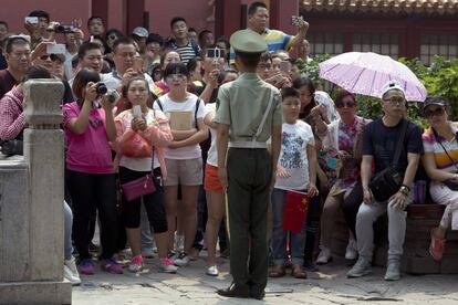 Varios chinos sacan fotos a Lew mientras hac&iacute;a turismo en la Ciudad Prohibida.