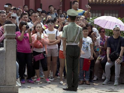 Varios chinos sacan fotos a Lew mientras hac&iacute;a turismo en la Ciudad Prohibida.