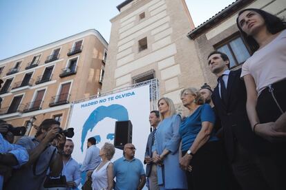 La alcaldesa de Madrid, Manuela Carmena, junto a otros miembros de la corporación municipal, asiste al homenaje que el Grupo Popular de Madrid le rinde a Miguel Ángel Blanco. 