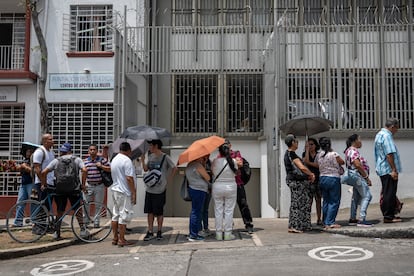 Pacientes de la Nueva EPS hacen fila para la entrega de medicamentos del dispensario Disfarma en la Avenida de las Américas de Cali (Valle del Cauca), el 21 de marzo del 2025.