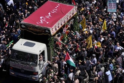 Funeral de los miembros de la Guardia Revolucionaria muertos en un ataque aéreo ampliamente atribuido a Israel que destruyó el Consulado de Irán en Siria el lunes, este viernes en Teherán.