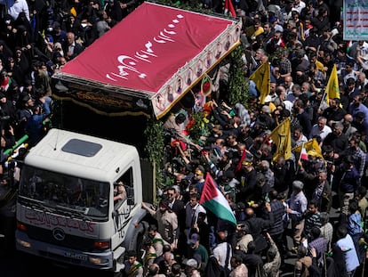 Funeral de los miembros de la Guardia Revolucionaria muertos en un ataque aéreo ampliamente atribuido a Israel que destruyó el Consulado de Irán en Siria el lunes, este viernes en Teherán.