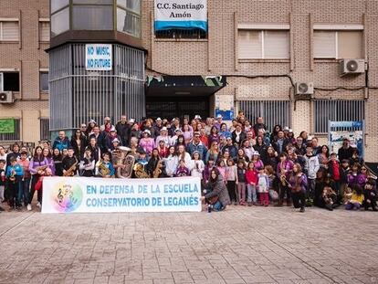 Alumnos y padres de la escuela y conservatorio de música de Leganés, en su quinto día de encierro.