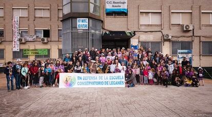 Alumnos y padres de la escuela y conservatorio de música de Leganés, en su quinto día de encierro.