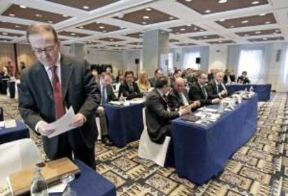 El director general del FROB, Antonio Carrascosa (izqda), se prepara para intervenir en las jornadas "La reestructuración del sistema financiero. Perspectivas de futuro y oportunidades" que se celebran en Valencia.