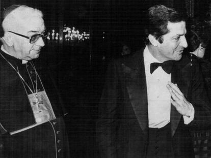 El presidente del Gobierno, Adolfo Su&aacute;rez, (centro) conversa con el secretario general del Partido Comunista, Santiago Carrillo, y el arzobispo de Madrid, Enrique Vicente y Taranc&oacute;n, en una cela de gala en el Palacio Real el 14 de marzo de 1978.