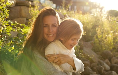 Una madre abraza a su hija.