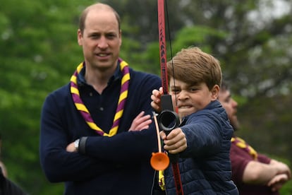 Guillermo de Inglaterra observa cómo su hijo mayor, el príncipe Jorge, tira con arco en la participación de toda la familia en The Big Help Out en la localidad británica de Slough.