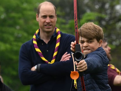 Guillermo de Inglaterra observa cómo su hijo mayor, el príncipe Jorge, tira con arco en la participación de toda la familia en The Big Help Out en la localidad británica de Slough.