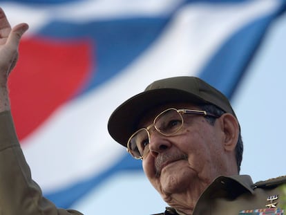 Raúl Castro saluda en el desfile del 1 de mayo de 2008 en La Habana.