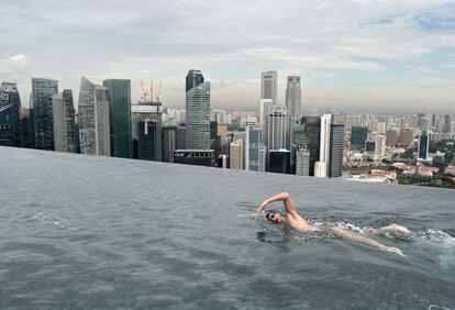 El australiano, Christian Sprenger, Campeón del Mundo de Natación, en la piscina del Hotel Marina Bay Sands en Singapur.