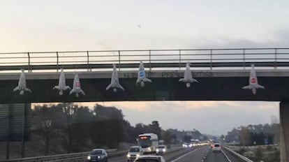 Los cadáveres simulados, con los logos de Ciutadans, PSC y PP, esta mañana en el puente de la C-17.