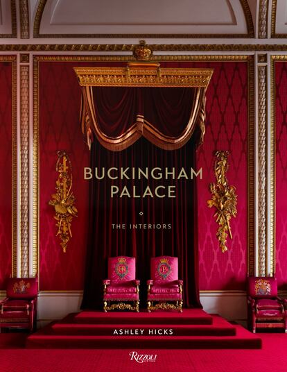 Estos rincones secretos del Palacio de Buckingham, se pueden visitar tambíen, gracias a la editorial Rizzoli, y a su libro homónimo, 'Buckingham Palace', donde el diseñador de interiores y artista Ashley Hicks presenta una serie de fotografías acompañadas de descripciones del que ha sido hogar de la realeza británica desde 1837. En estas estancias se mezcla la elegancia inglesa propia de los estilos decorativos regencia, victoriano y eduardiano con alguna que otra anécdota. Solo para fans de 'The Crown'.