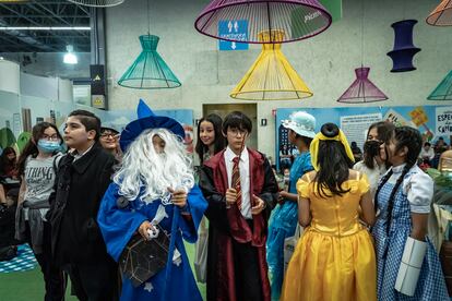 Jóvenes caracterizados de sus personajes favoritos caminan por los pasillos de la Feria. 