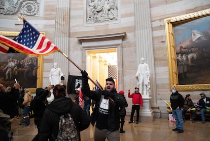 Apoiadores de Donald Trump protestam depois da invasão do Capitólio.