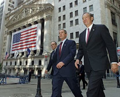 El presidente Bush, entre el alcalde de Nueva York, Giuliani, y el gobernador del Estado, Pataki, paseando por Wall Street.