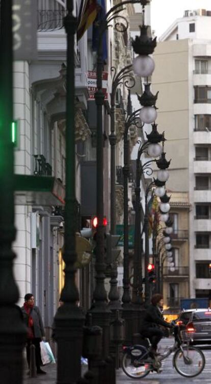 Farolas en una calle c&eacute;ntrica de Valencia.