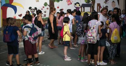 Diversos alumnes esperen al pati l'inici del curs escolar del 2019, en un centre de Barcelona.