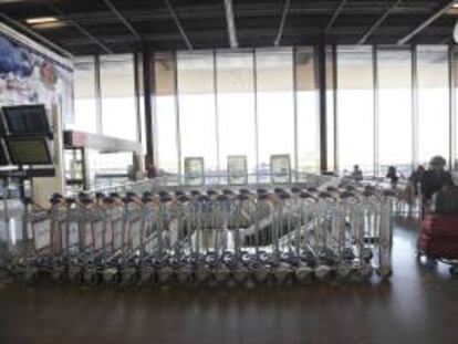 Vista de portaequipajes sin usar en el aeropuerto de Orly, cerca a París (Francia). EFE/Archivo
