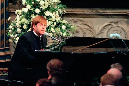 Elton John interpretando 'Candle in the wind' en el funeral de Diana.