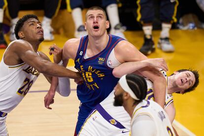 Nikola Jokić, de los Denver Nuggets, junto a tres jugadores de los Lakers en el partido de este sábado.