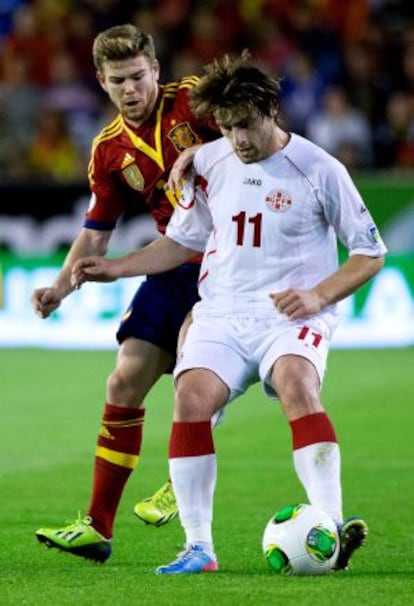 Okriashvili protege el balón ante Alberto Moreno