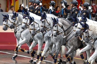 Efectivos de la Guardia Civil desfilan a caballo en el día de la fiesta nacional.