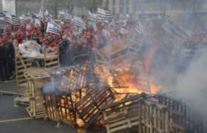 Miles de personas se manifestaron hoy en Bretaña, en el noroeste de Francia, contra la política del Ejecutivo, en favor de las medidas por el empleo y en contra del impuesto que prevé tasar a los camiones que circulen por las carreteras francesas.