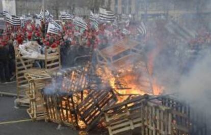 Miles de personas se manifestaron hoy en Breta?a, en el noroeste de Francia, contra la poltica del Ejecutivo, en favor de las medidas por el empleo y en contra del impuesto que prev tasar a los camiones que circulen por las carreteras francesas.