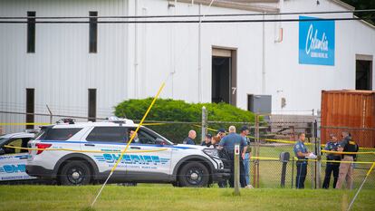 Agentes de policía en el exterior de Columbia Machine, Inc., en Smithsburg, tras el tiroteo de este jueves.