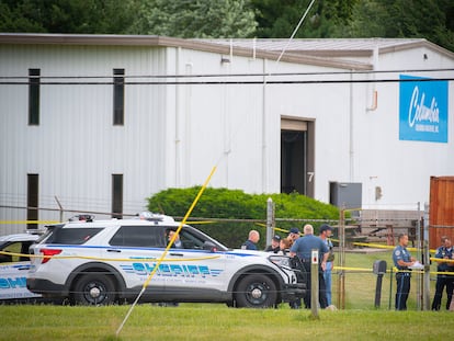 Agentes de policía en el exterior de Columbia Machine, Inc., en Smithsburg, tras el tiroteo de este jueves.