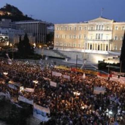 Aspecto de la plaza Syntagma, sede del Parlamento griego, en la noche de hoy.