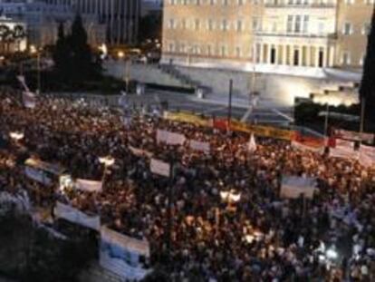 Aspecto de la plaza Syntagma, sede del Parlamento griego, en la noche de hoy.