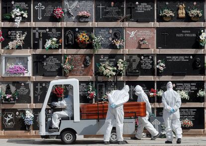 Personal del cementerio del Cabañal (Valencia) transporta un féretro durante un entierro el pasado 8 de abril.