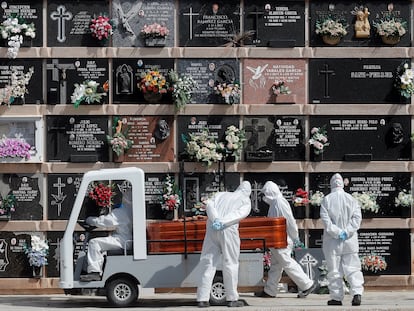 Personal del cementerio del Cabañal, Valencia, durante el entierro de una de las víctimas del coronavirus.