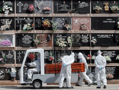 Personal del cementerio del Cabañal (Valencia) transporta un féretro durante un entierro el pasado 8 de abril.