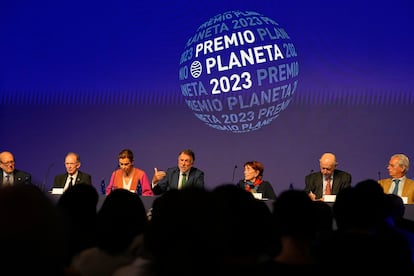 El presidente del Grupo Planeta, José Crehueras, en le centro, durante la rueda de prensa celebrada en octubre de 2023 para dar a conocer detalles de las diez obras finalistas del LXXII Premio Planeta.