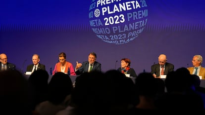 El presidente del Grupo Planeta, José Crehueras, en le centro, durante la rueda de prensa celebrada en octubre de 2023 para dar a conocer detalles de las diez obras finalistas del LXXII Premio Planeta.