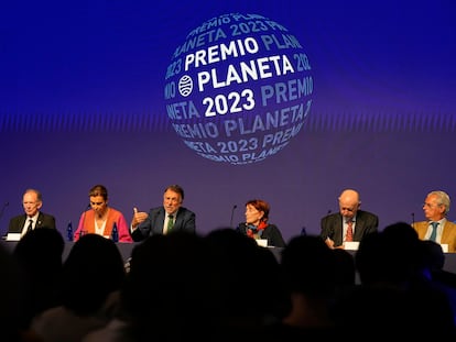 El presidente del Grupo Planeta, José Crehueras, en le centro, durante la rueda de prensa celebrada en octubre de 2023 para dar a conocer detalles de las diez obras finalistas del LXXII Premio Planeta.