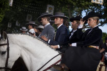 En los jinetes siguen luciendo su clásico traje corto con sombrero de ala ancha.