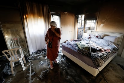 Una mujer inspeccionaba el sábado los daños causados en su vivienda en la localidad israelí de Ashkelón, tras el ataque con misiles desde la franja de Gaza. 