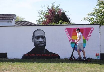 Mural en memoria de George Floyd en Dublín, Irlanda. |