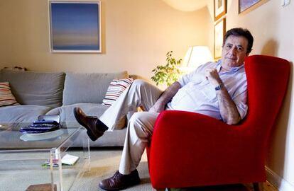 El escritor Luis Landero, en su casa madrileña.